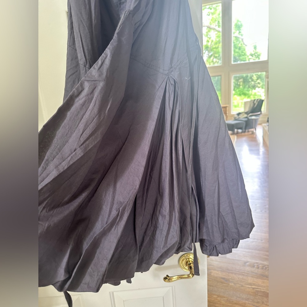 Elegant Gray Wrap Dress with Bubble Skirt Detail - Picture 2 of 5